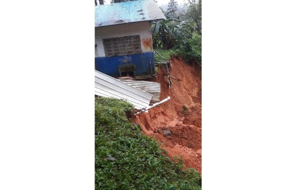 Colegio en Herrera es afectado por deslizamiento de tierra