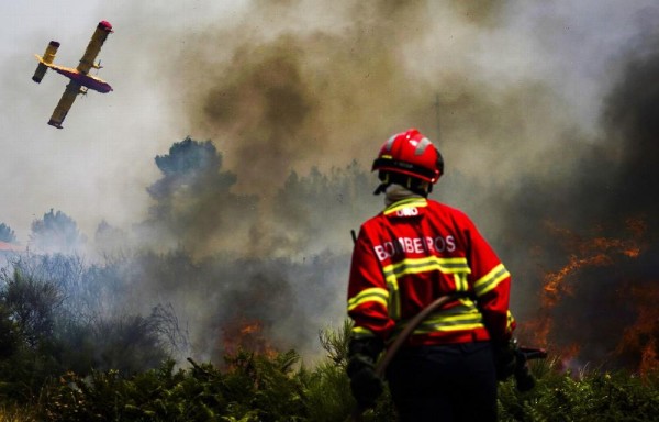 En Francia cuatro bomberos resultaron heridos leves en los incendios en Gironde.