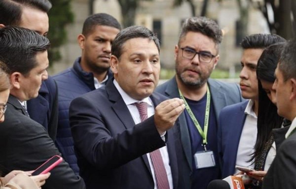 Mauricio Lizcano (centro), saliente director del Departamento Administrativo de la Presidencia.