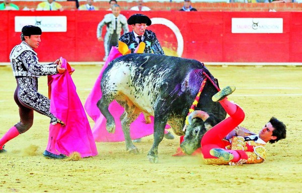 Momento en que el toro cornea a Barrio en el costado, lo que le provocó la muerte.