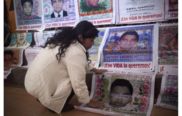 Colocan pancartas con la fotografía de los estudiantes.