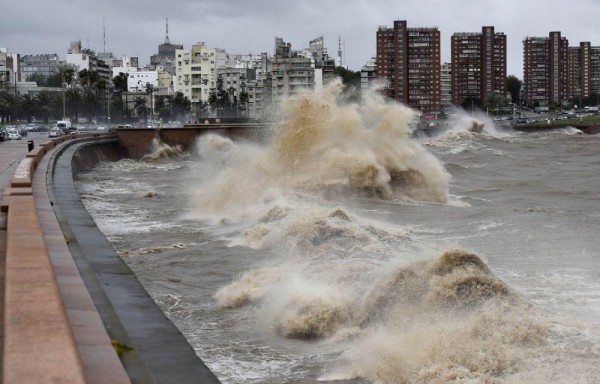 Un fuerte oleaje se registra debido a un ciclón extratropical en Montevideo.