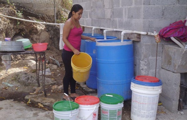 Los residentes piden que se restablezca el servicio de agua, pues la deben comprar embotellada.