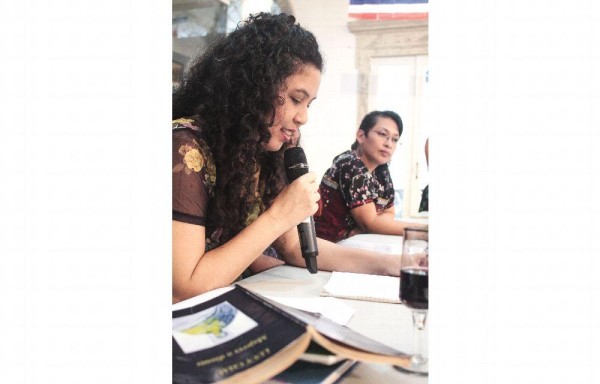Las poetas Lucy Chau y Taira Stanley durante el recital.