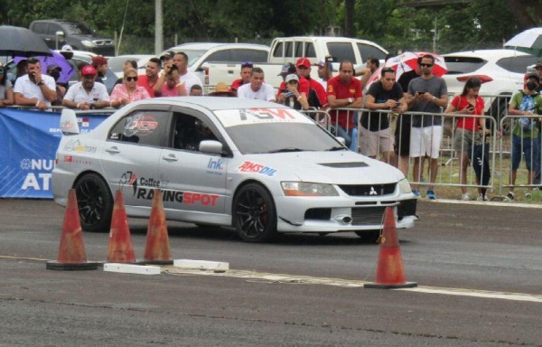 El auto Mitsubishi Lancer Evo9 en el que se lució la piloto .