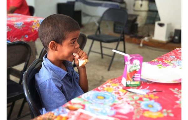 Infantes sienten alegría por recibir un plato de comida.