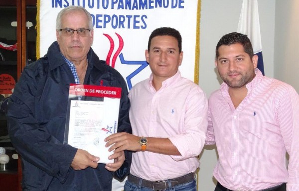 Roberto Arango, en la reunión con la empresa constructora.