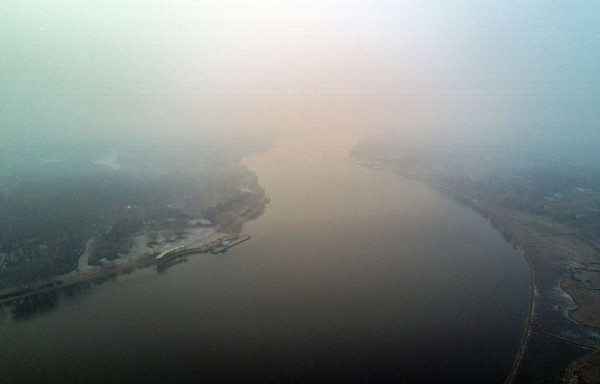 Vista aérea del Parque Forestal Gran Canal, cubierto por esmog en Beijing.