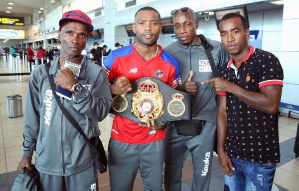 El supercampeón Corrales junto a sus entrenadores.