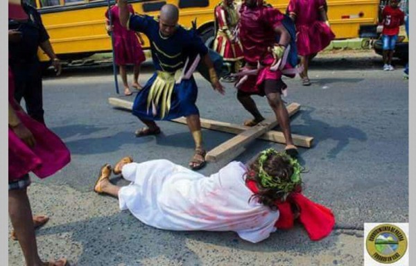 Actores de varias edades participan de actos.