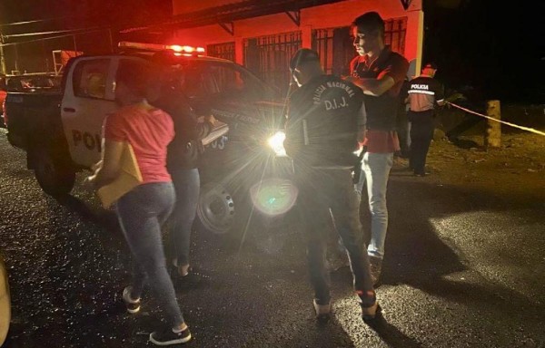 La víctima identificada como Jhonattan Salazar, de 34 años de edad murió en la escena.