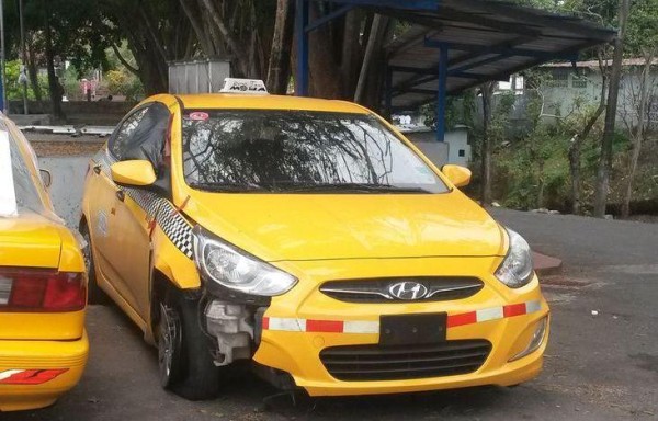 Así quedó el taxi luego de colisionar con el poste de luz.