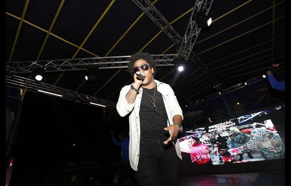 Robinho puso el ambiente caliente con sus temas.