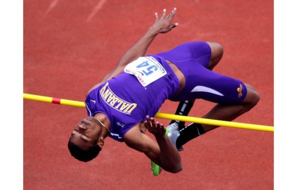 El atleta panameño de salto alto Alexander Bowen.