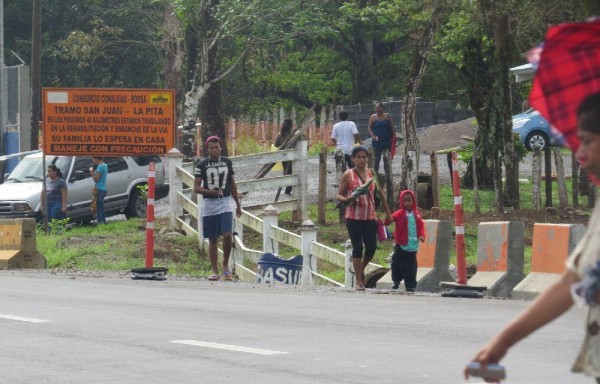 EN CHORCHITA, LA PITA Y LAS VUELTAS, EN EL ORIENTE CHIRICANO, RECHAZAN LA CONSTRUCCIÓN DE UN MURO EN LA CARRETERA DAVID-SANTIAGO | Los pobladores afirman que el muro pondrá en peligro a los peatones que caminan a orillas de la vía y además criticaron que no se hayan construido aceras, un puente peatonal y que no hayan luminarias, pues en el área hay escuelas. El gobernador de la provincia Hugo Méndez y el director del MOP en Chiriquí José Castillo aseguran que analizaran las solicitudes de las tres comunidades en busca de una solución para la población.