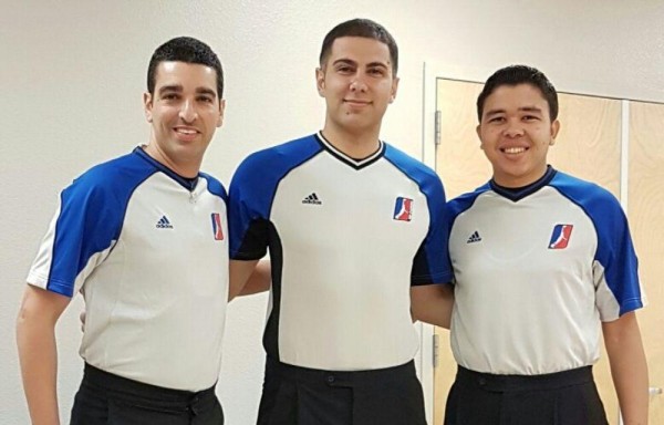 Julio Anaya Freile (d), junto a sus compañeros árbitros.