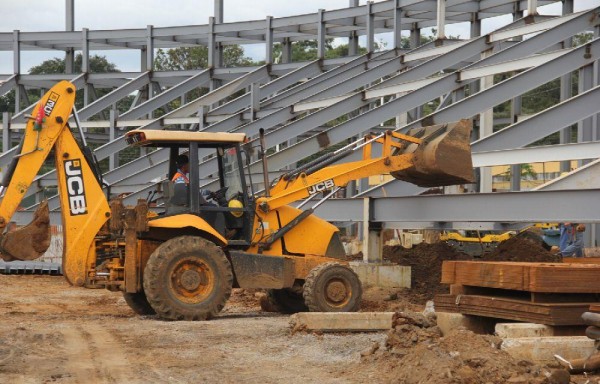 Las máquinas, haciendo su trabajo en el terreno del coliseo que debe estar listo para la campaña del 2018.