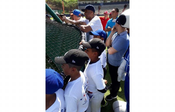 Williams compartiendo con los pequeños.