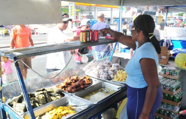 Los puestos de expendiendo de comida, solo será para nacionales.