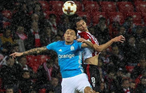 El argentino Lucas Ocampos (i).