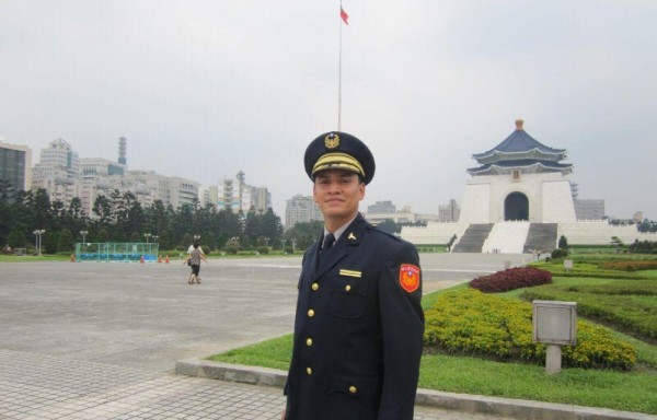 Foto del teniente Valdés, en Taiwán, en el Chiang Kai-shek Memorial Hall de Taipei