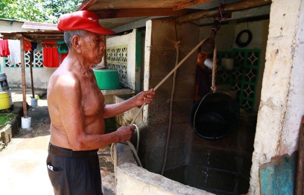 El señor Pedro Concepción, de 89 años, hace uso diario del agua de este pozo, que fue construido por los hermanos de su esposa Virgilia.