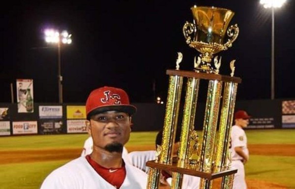 Allen Córdoba orgulloso con el trofeo que ganaron.