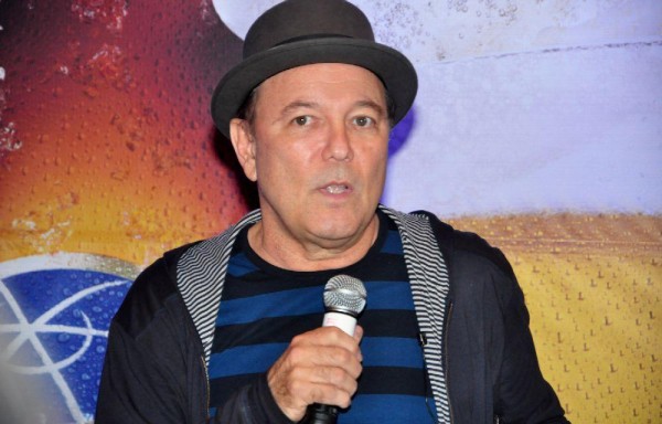 El cantante habló alto y claro, también felicitó y motivó a los jugadores.