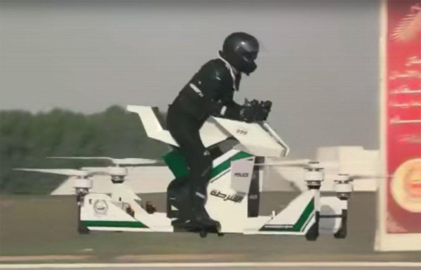 Policías con motos voladoras