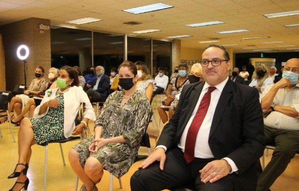 María Magela Brenes, directora de la Biblioteca Nacional, e invitados especiales.