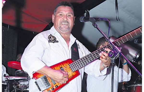 Emotiva despedida: El bajista Luis Carlos García se jubiló