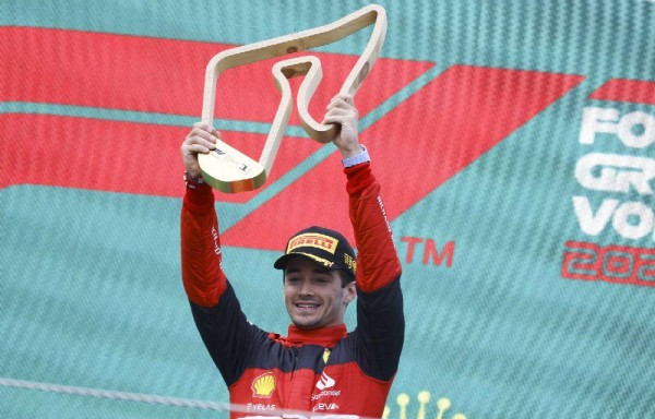 Charles Leclerc levanta el trofeo.