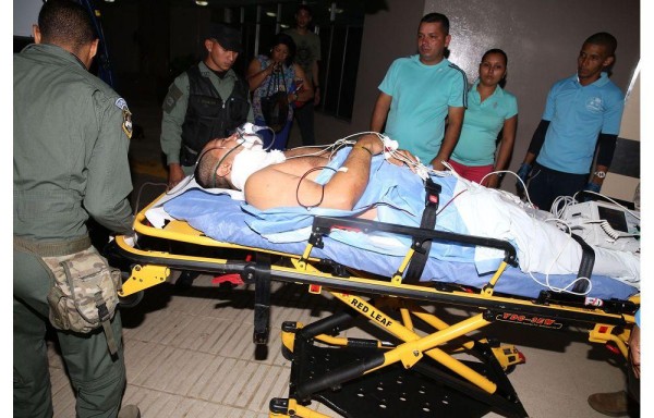 El sargento Ariel Gallardo fue trasladado herido al hospital 24 de Diciembre, donde se mantiene recluido y estable.