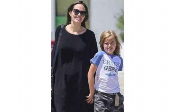 Vivienne fue captada por los paparazzi junto a su mamá en los Ángeles.