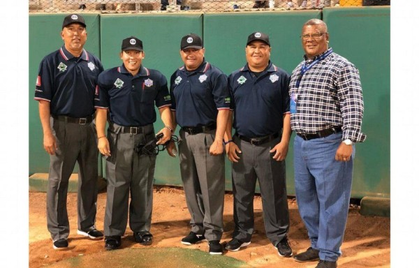 Los árbitros que actuaron anoche.