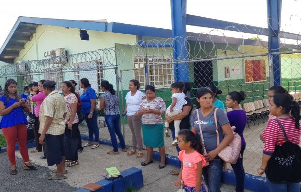 La directora regional del Meduca se apersonó al lugar de la protesta