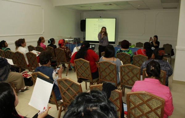 Féminas perredistas durante el encuentro.