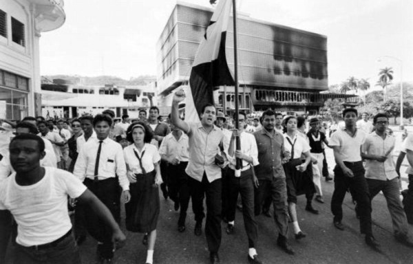 Estudiantes del Instituto Nacional, la Escuela Profesional Isabel Herrera Obaldía y otros planteles junto al pueblo panameño marcharon hacia la Zona del Canal para izar la Bandera Nacional y cantar el Himno de Panamá.