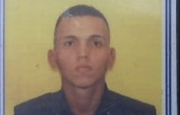 El oficial herido Enos Eliazar