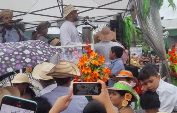 Alejandro Torres se robó el 'show' en el desfile de Capira con su carreta típica