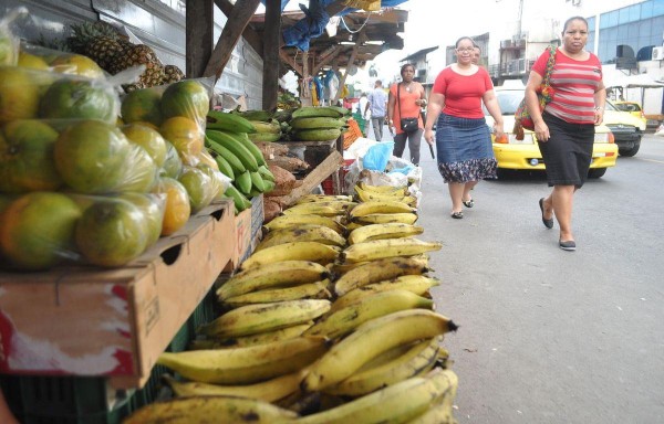 Ante la falta de aceras, peatones tienen que caminar en medio de la carretera.