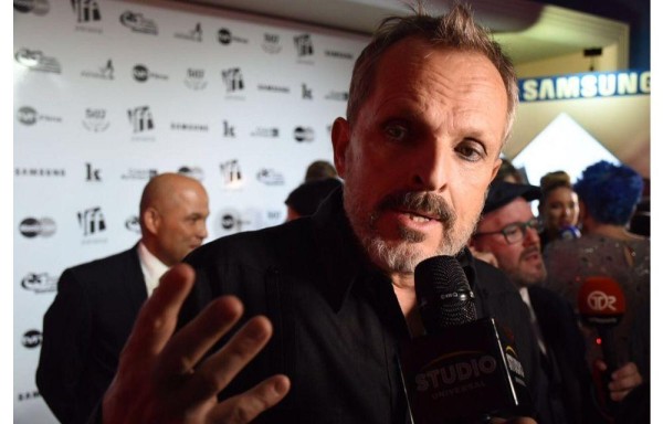 El cantante Miguel Bosé desfiló por la alfombra roja.