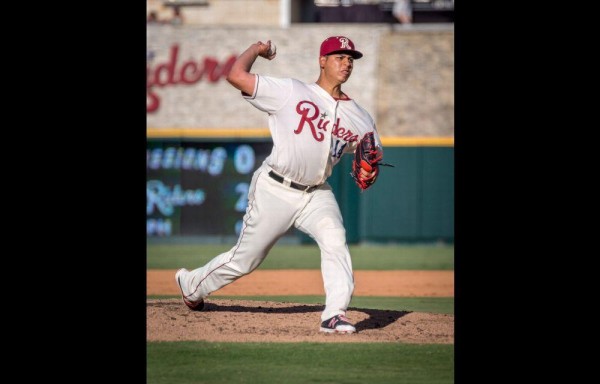 Ariel Jurado de los Rangers de Texas en Doble A.