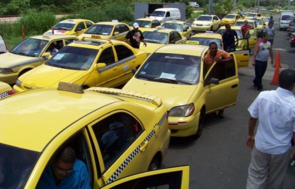 Taxistas presionan al Gobierno para que le ponga un alto a la plataforma Uber