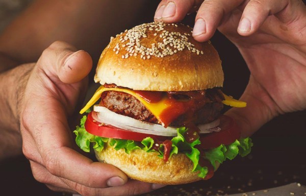 Regalarán hamburguesas de por vida a quien se ponga Burger de apellido