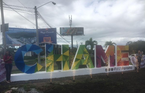 Está ubicado justo en la entrada principal del distrito y se identifica con los colores de la marca turística de Panamá (mariposa).