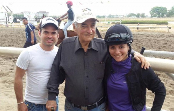 Jorge Jara en compañía de sus hijos, Fernando y Alexandra.