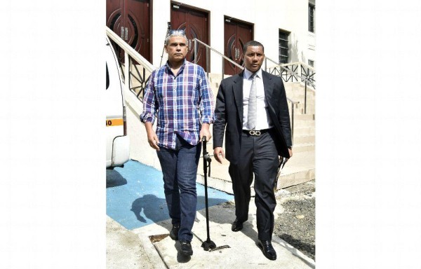 Guardia junto a su abogado.