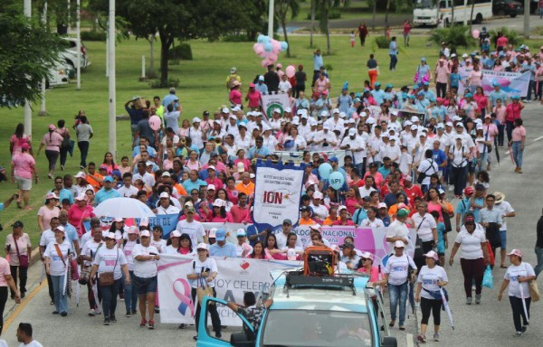 Con caminata conmemoran el mes de la prevención del cáncer de mama y próstata