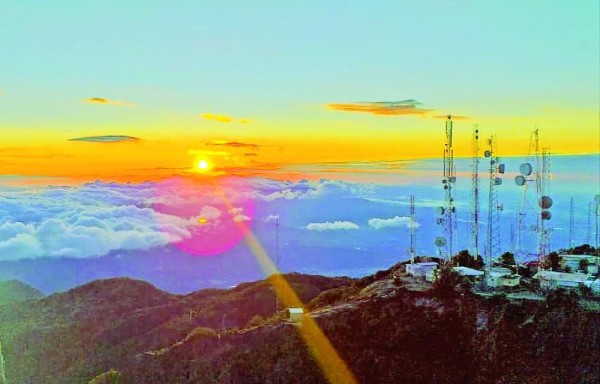 El sol despierta en lontananza al amanecer de diciembre a una temperatura de 11.7 grados centígrados a las 6:38 de la mañana.